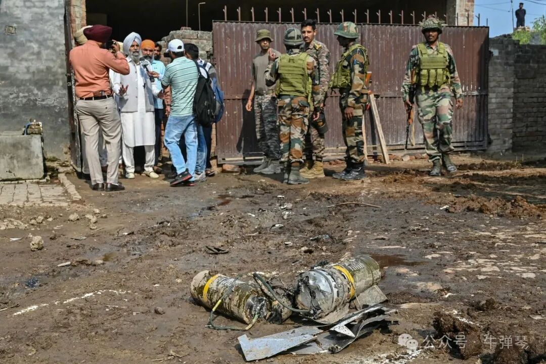 周六，印度军队人员站在印度防空系统拦截的炸药旁边，位于印度阿姆利则郊区。