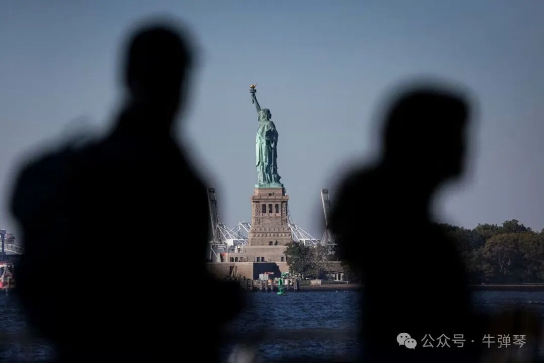 周三，人们在纽约市炮台公园观看自由女神像。