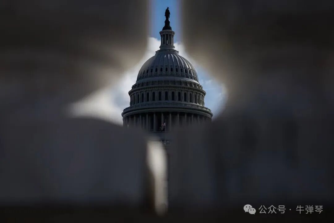 周四，从华盛顿特区的尤利西斯·格兰特纪念馆 （Ulysses S. Grant Memorial） 看到 USCapitol 大楼。