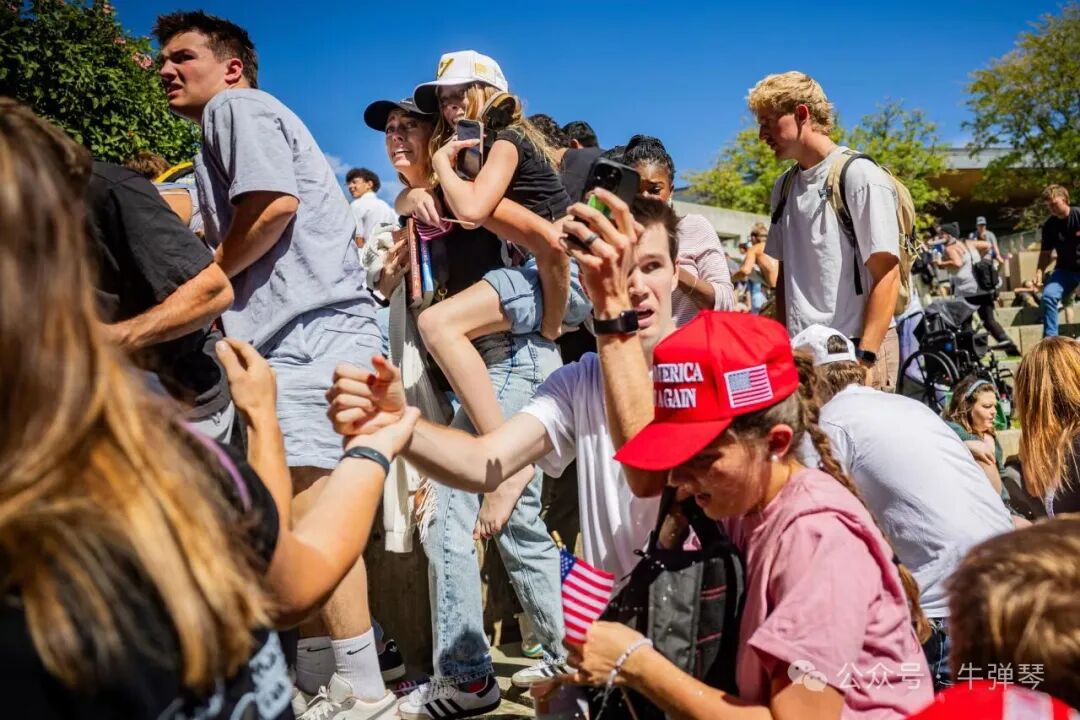 柯克被枪击后，人群做出反应。