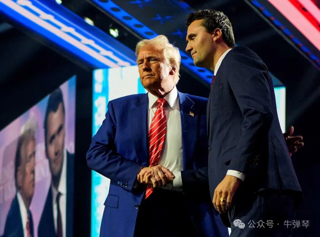 2024 年 12 月 22 日，唐纳德·特朗普在亚利桑那州凤凰城举行的美国转折点美国音乐节上与查理·柯克握手。