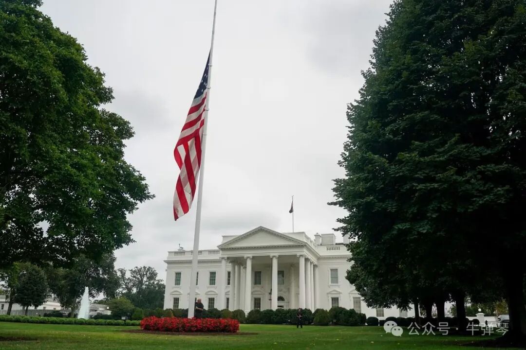 周三，活动人士查理·柯克 （Charlie Kirk） 在犹他州奥勒姆犹他谷大学 （Utah Valley University） 的一次活动中被枪杀后，白宫外的一面美国国旗降半旗。