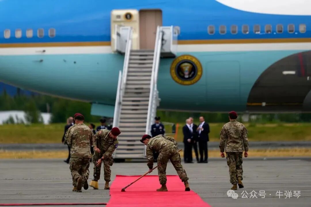 周五，唐纳德·特朗普总统在埃尔门多夫-理查森联合基地走出空军一号之前，红地毯被清理干净。