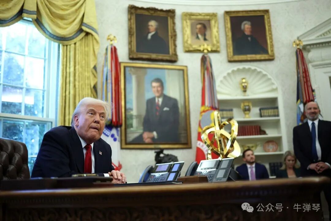 唐纳德·特朗普总统周三在白宫椭圆形办公室签署行政命令后旁观。