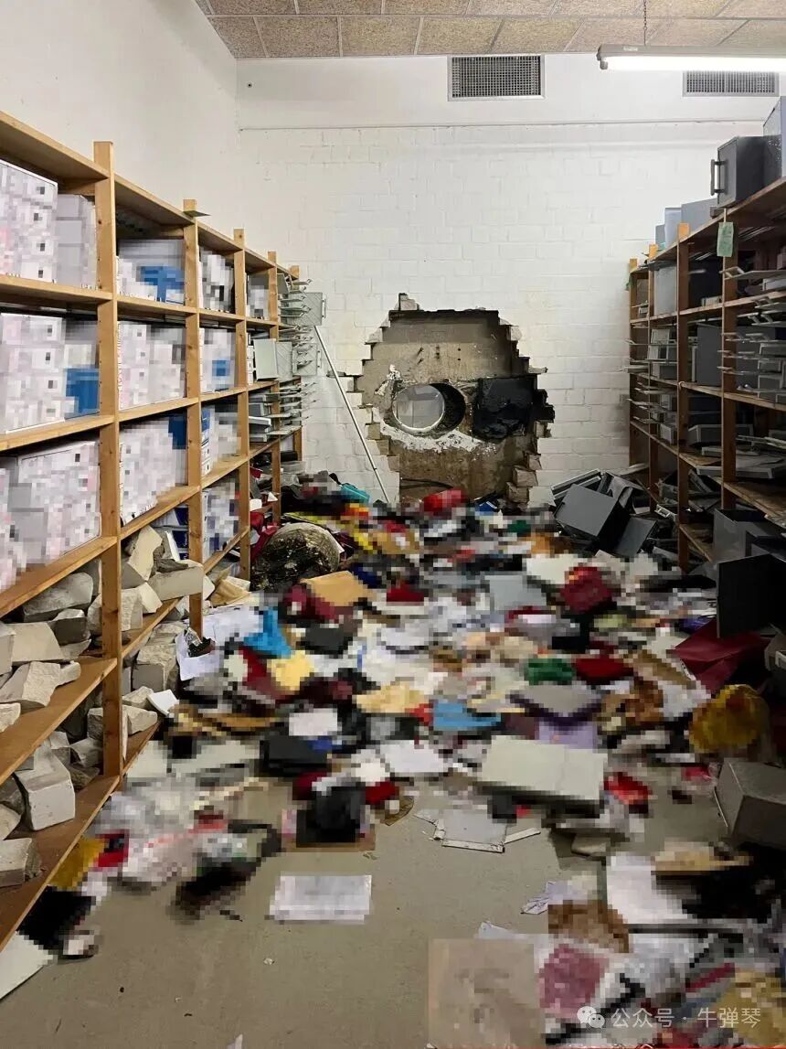 2025年12月29日，德国盖尔森基兴一家Sparkasse储蓄银行的金库被窃贼钻进，墙上出现了一个洞，这张图片被警方像素处理，并于2025年12月30日发布。