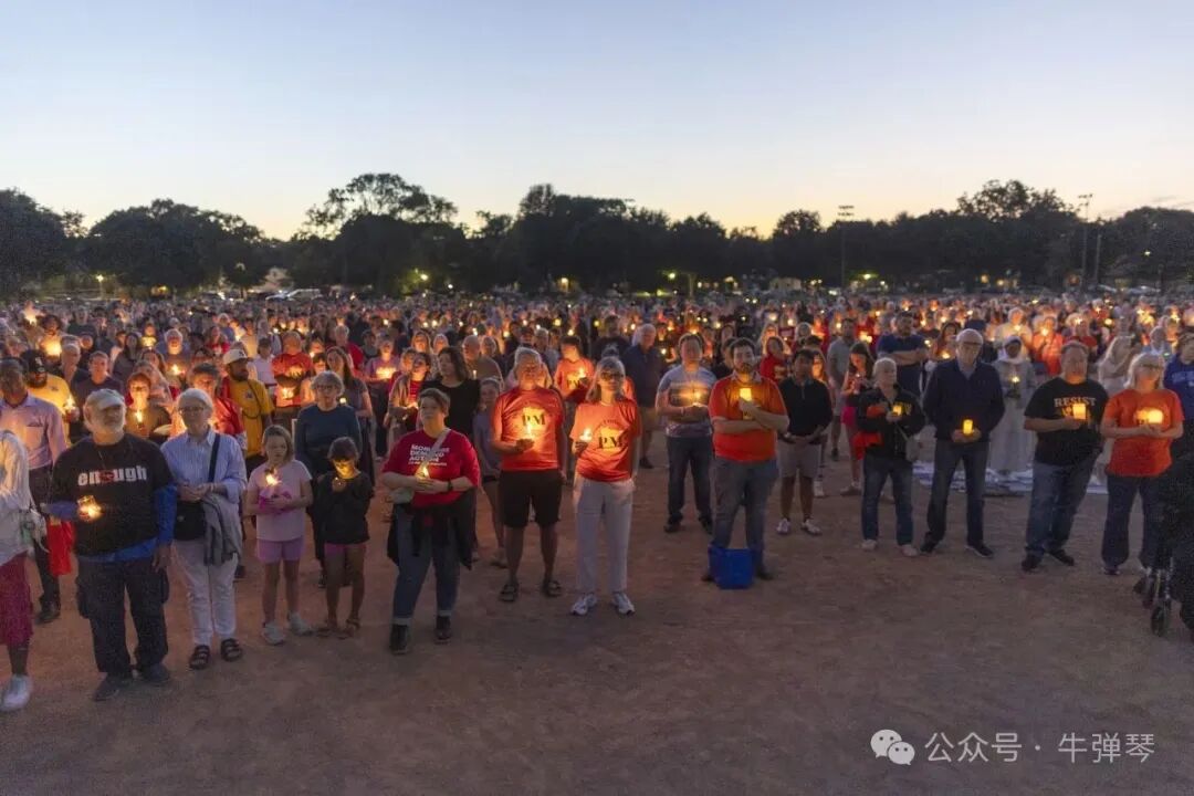 人们聚集在林赫斯特公园，周三，明尼阿波利斯天使报喜天主教学校枪击事件的受害者正在为烛光守夜活动。