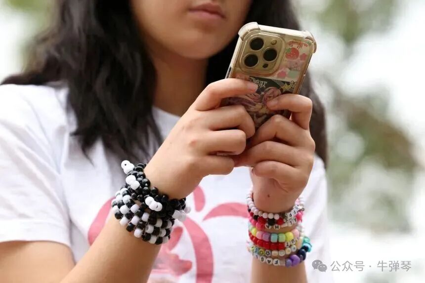 14岁的Annie Wang在澳大利亚悉尼接受采访后合影，该禁令将于12月10日生效，针对16岁以下用户的禁令。