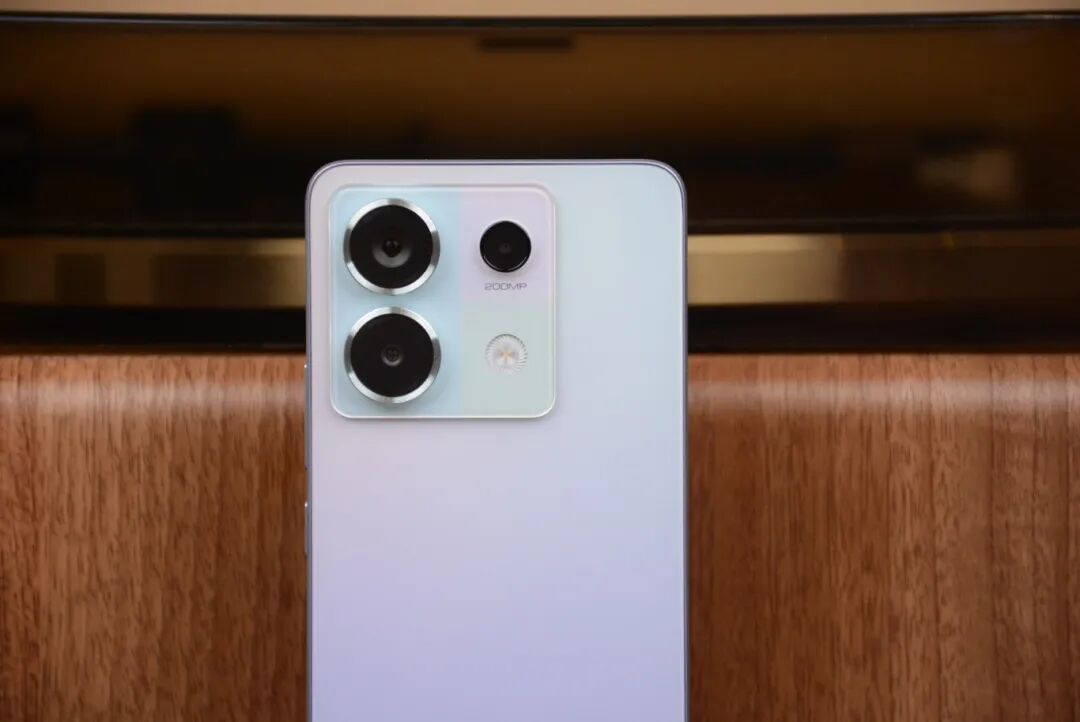 后置相机搭载了三星hp3旗舰传感器,支持ois eis双重防抖,保证了拍照的