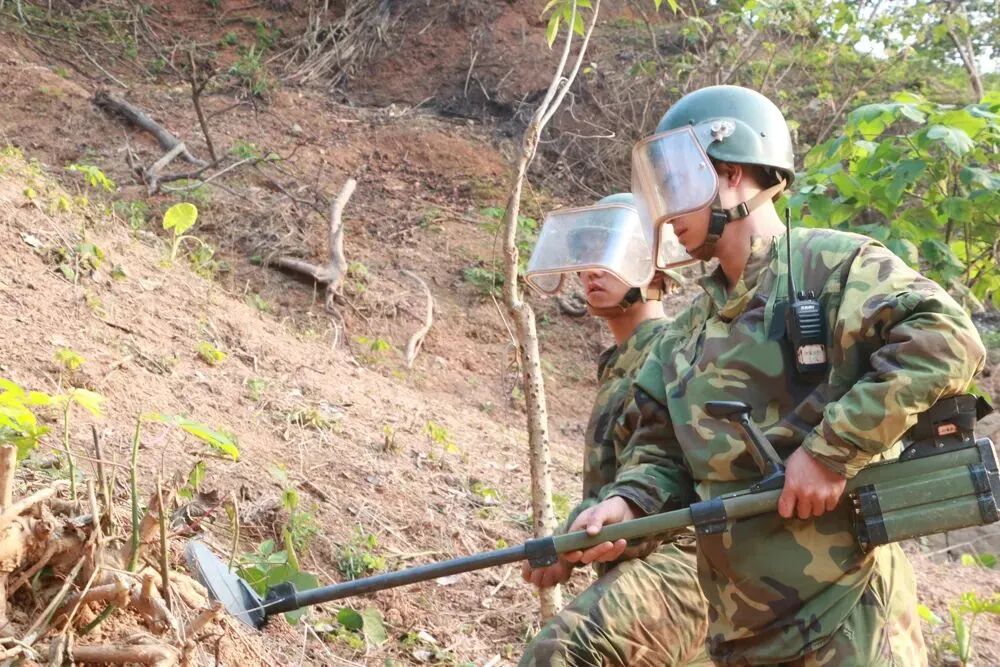 杜富国与战友一起在某雷场进行人工搜排作业。手持探雷器的是杜富国 杨萌摄.jpg