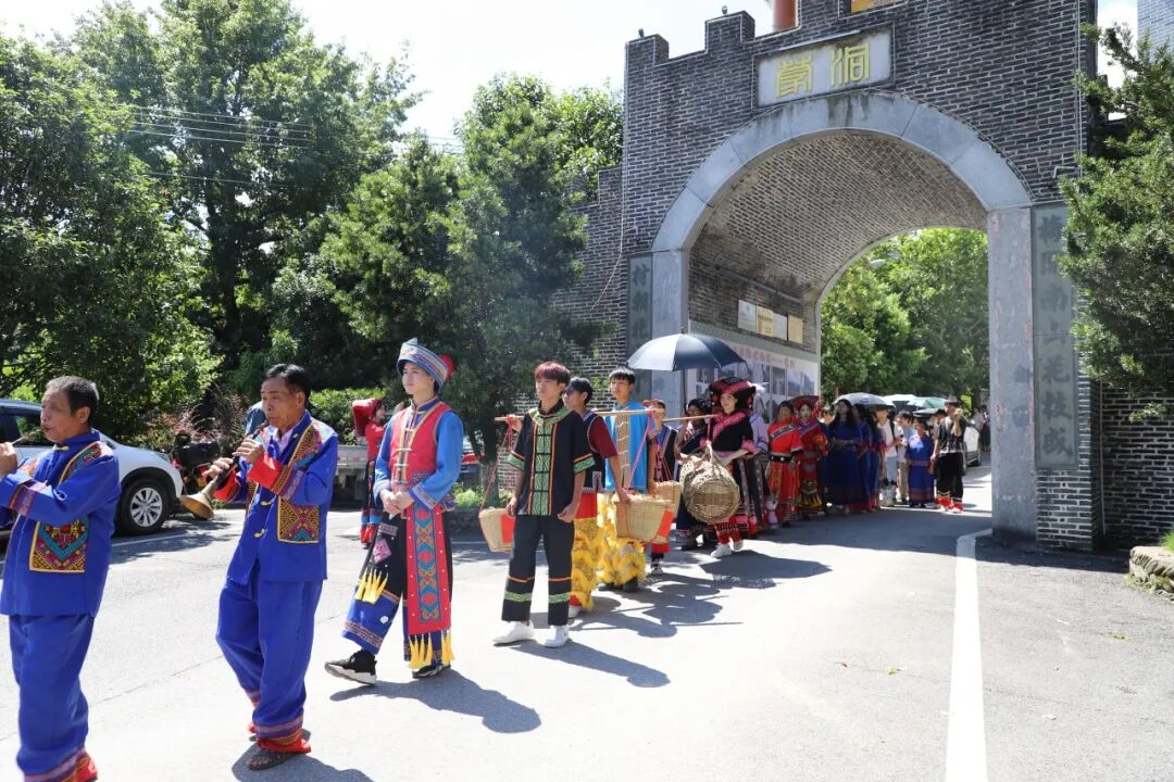 2023年8月，游客在蒙峒古村演绎壮族婚礼（来源：蒙美芹）