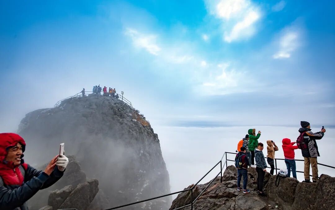游客在金子山赏雪观云海（摄影：陈承奇）