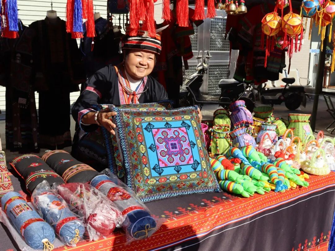 2025年永和镇“瑶妃诞”文化活动文创摊位（来源：永和镇人民政府）