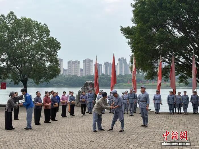 9月15日，在江西省赣州市于都县东门渡口，情景剧《告别》正在上演。中新社记者 李韵涵 摄.jpg