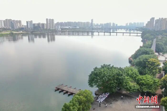 图为8月13日，航拍于都河两岸风光，近处的东门渡口旧址与远处的于都县城新貌交相辉映。(无人机照片)刘力鑫 摄.jpg