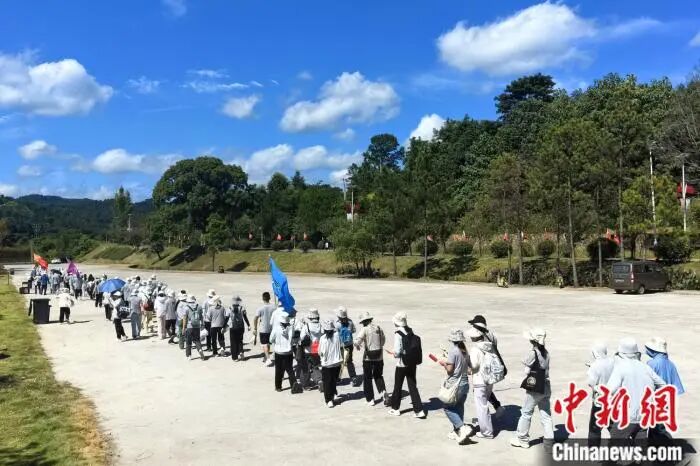 7月16日，在江西赣州于都县祁禄山镇金沙村，一群游客列队重走红军长征小道。吴鹏泉 摄.jpg