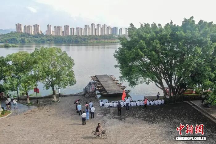 图为8月13日，航拍于都河畔的东门渡口旧址，该渡口被誉为 “长征第一渡”。1934年10月，中央红军在于都集结，在八大主要渡口实施渡河，其中包括东门渡口在内的5个渡口架设浮桥。(无人机照片)刘力鑫 摄.jpg