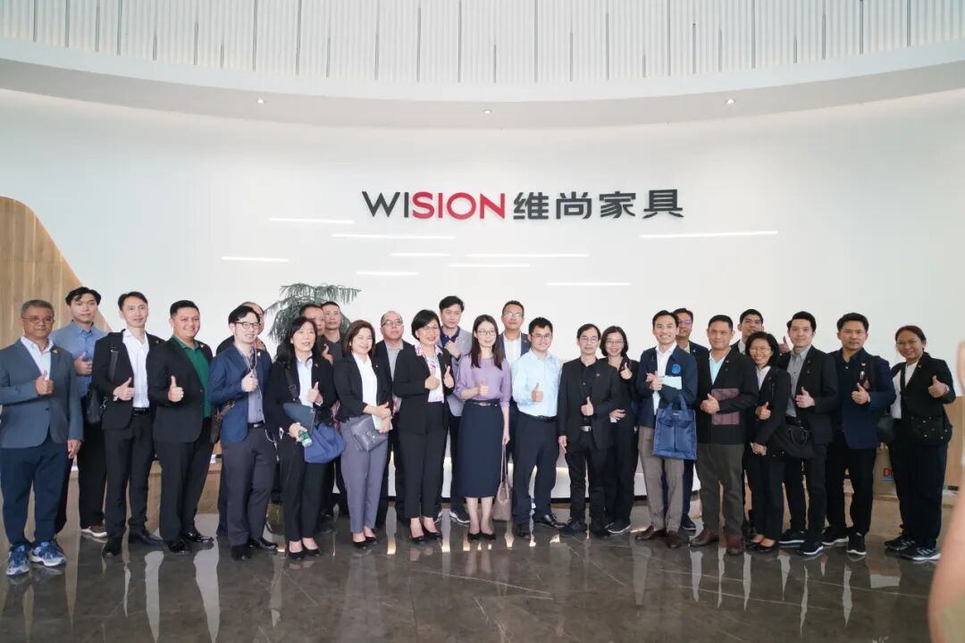 在佛山维尚家具制造有限公司,代表团一行走进智能工厂和家具展厅,了解