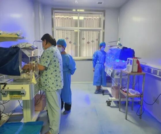 4006B光疗怎么用新生儿黄疸不用愁 白天治疗晚上回家——兴平妇幼新生儿日间光疗门诊新模式超安心_https://www.jmylbn.com_新闻资讯_第3张