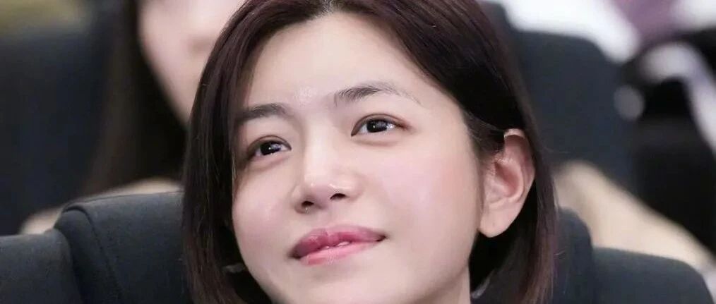 陈妍希和陈晓离婚后也不化妆了,素颜出门真的看起来老了很多
