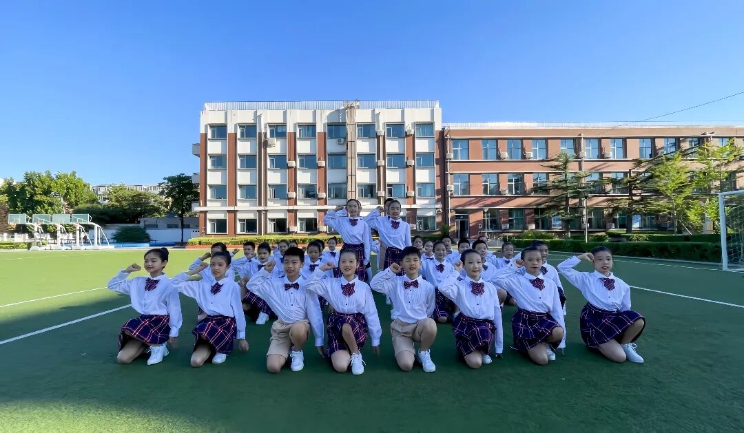 集体舞《生长吧 在阳光下》获得北京市校园集体舞一等奖.jpg