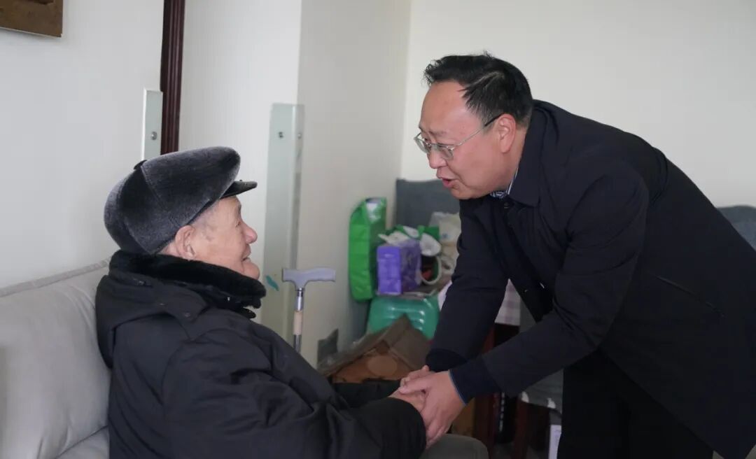 阿坝州老干部局_阿坝州公路管理局慰问离休老干部劳动模范_传承两路精神弘扬劳模精神