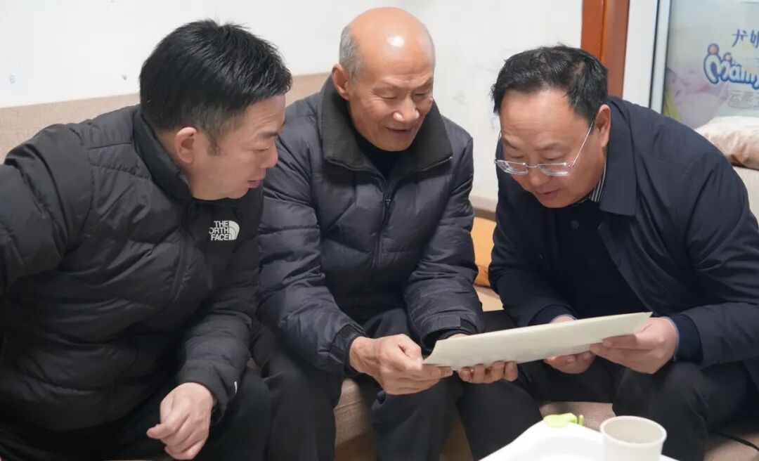 传承两路精神弘扬劳模精神_阿坝州老干部局_阿坝州公路管理局慰问离休老干部劳动模范