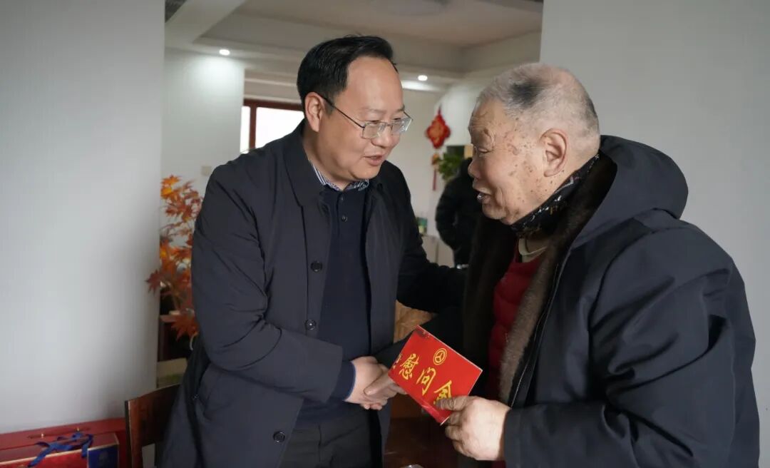 传承两路精神弘扬劳模精神_阿坝州公路管理局慰问离休老干部劳动模范_阿坝州老干部局