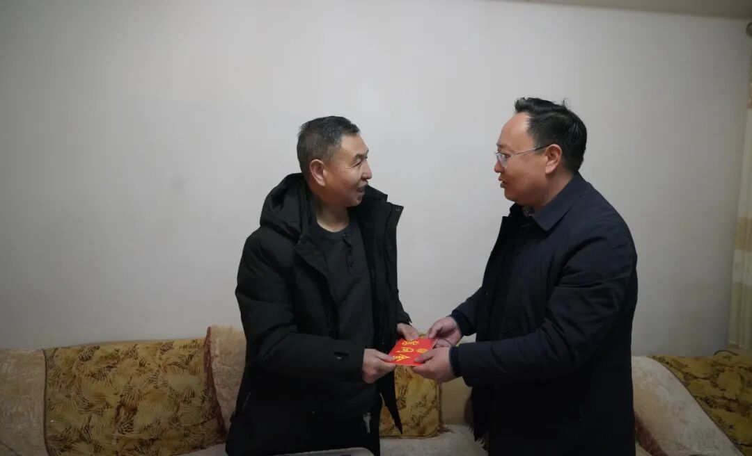 阿坝州老干部局_传承两路精神弘扬劳模精神_阿坝州公路管理局慰问离休老干部劳动模范