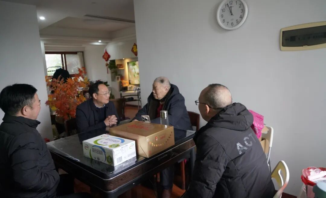 阿坝州公路管理局慰问离休老干部劳动模范_阿坝州老干部局_传承两路精神弘扬劳模精神