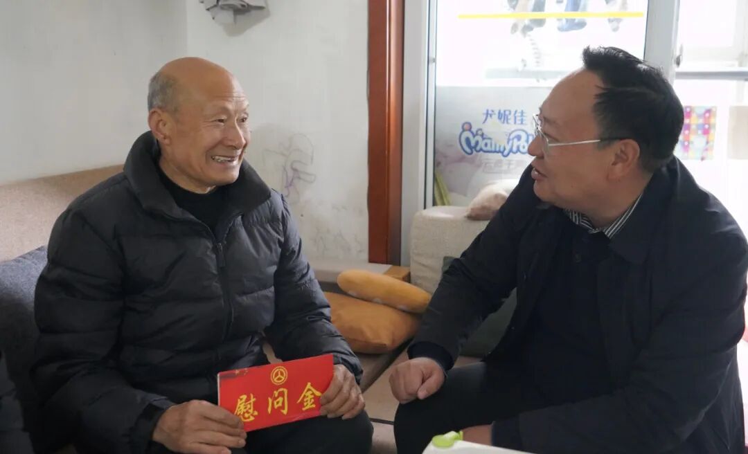 阿坝州老干部局_传承两路精神弘扬劳模精神_阿坝州公路管理局慰问离休老干部劳动模范