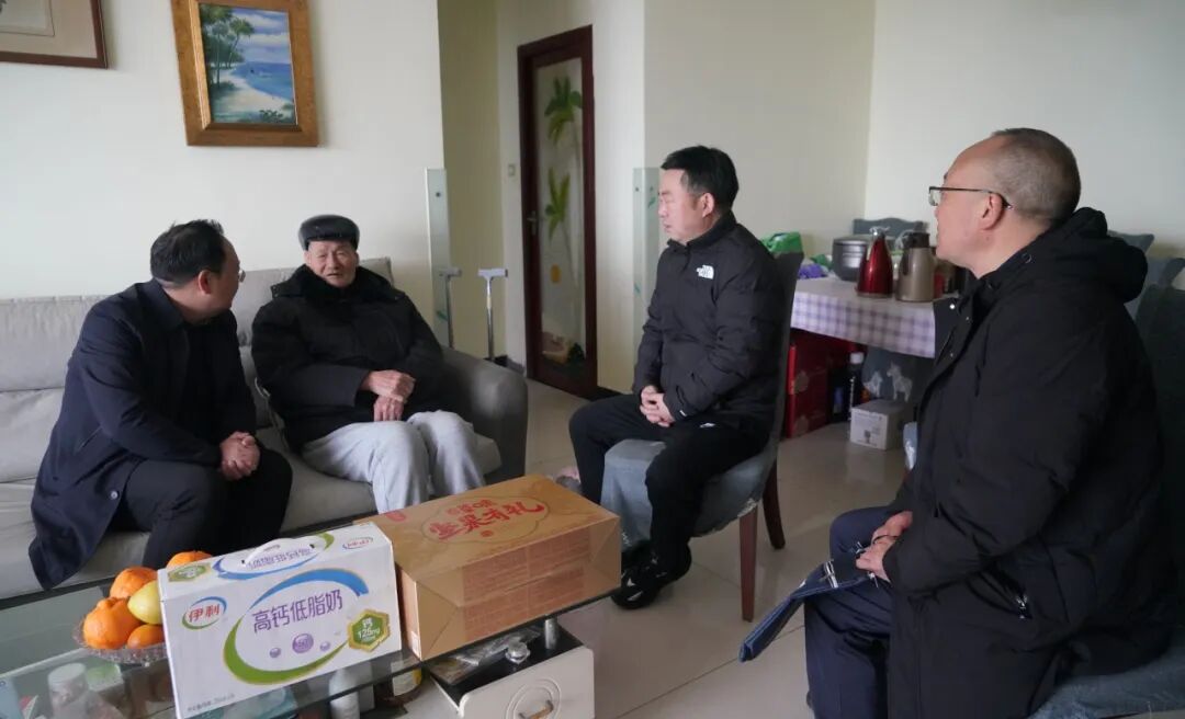 传承两路精神弘扬劳模精神_阿坝州老干部局_阿坝州公路管理局慰问离休老干部劳动模范