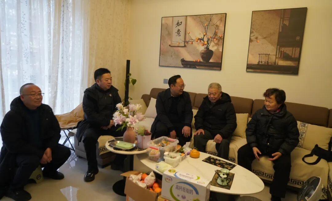 阿坝州老干部局_传承两路精神弘扬劳模精神_阿坝州公路管理局慰问离休老干部劳动模范