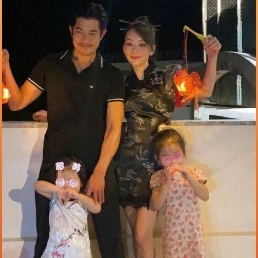 59岁郭富城与小4岁岳母罕见合影,俩人状态却是天差地别,一个像时尚小伙,一个似沧桑大妈!
