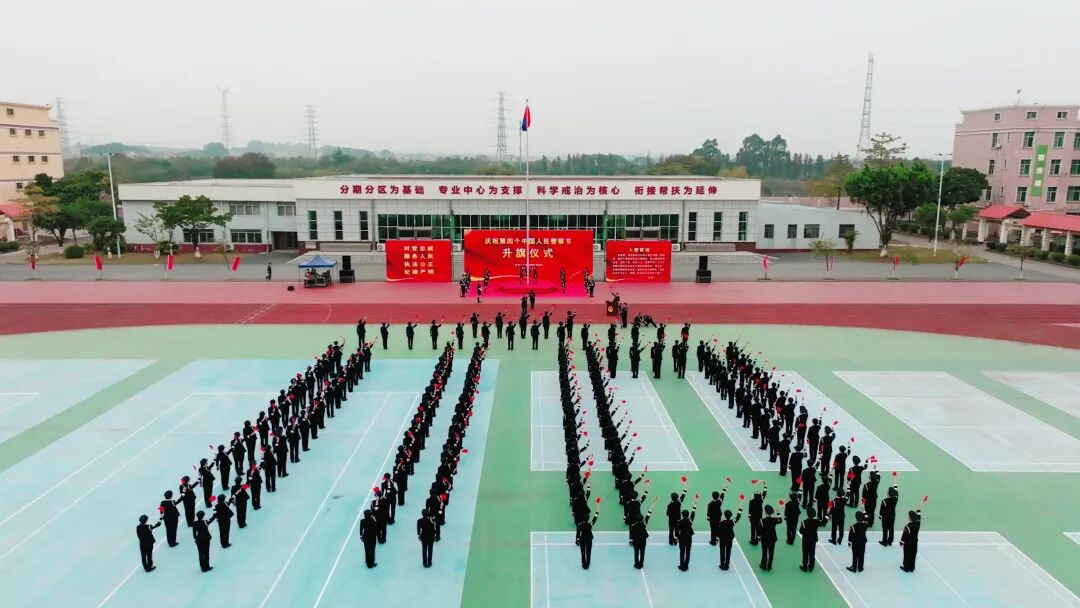 省女子所开展“我与警旗合个影”活动