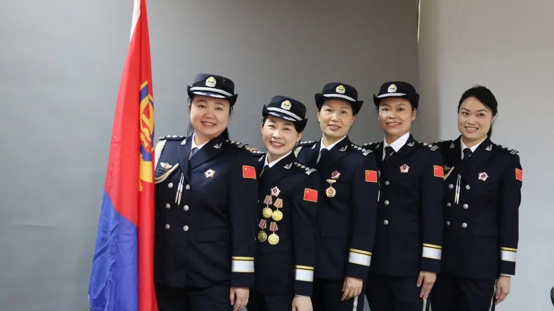 省戒毒康复所组织民警拍摄警礼服纪念照