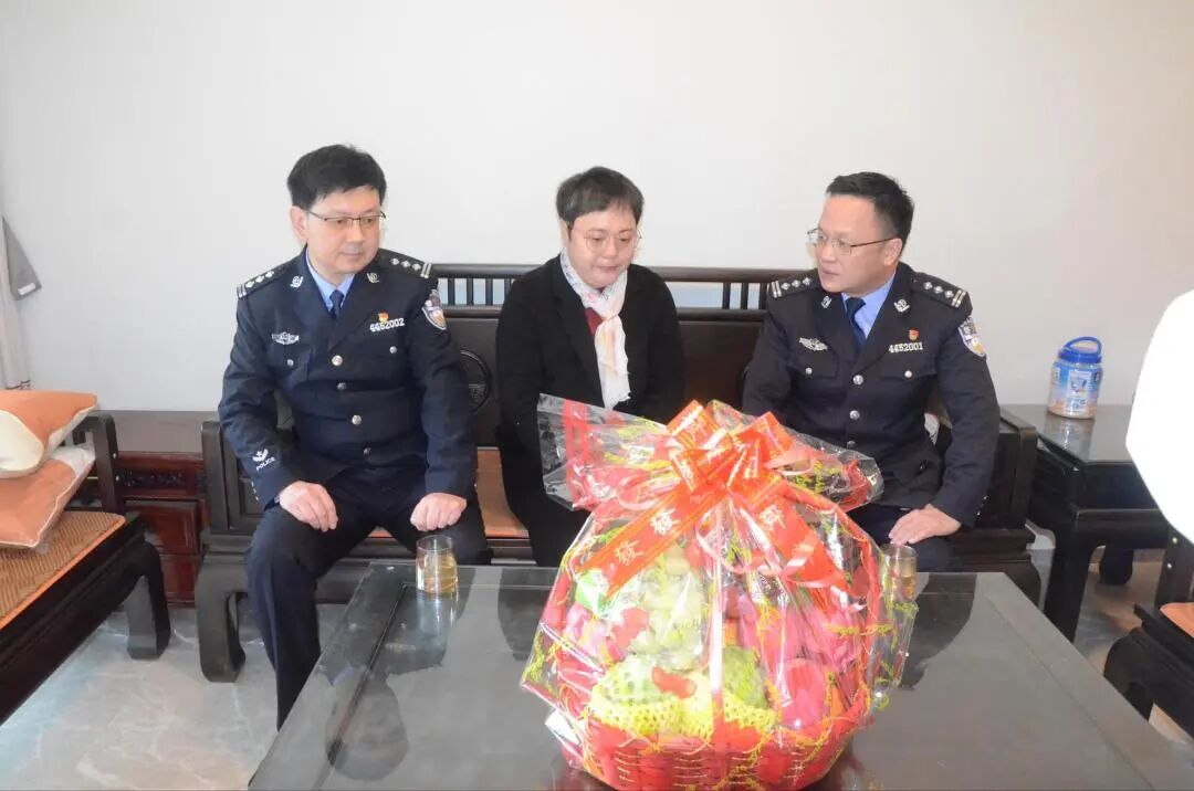 佛山所走访慰问因公牺牲民警家属