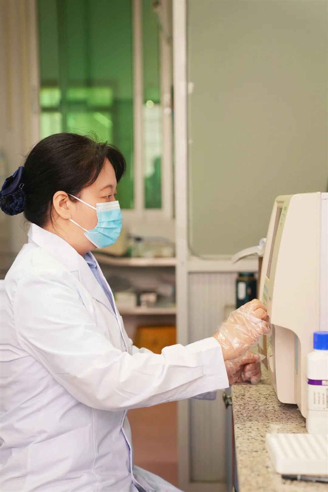 ▲民警医生刘志艳正在开展医疗检验。