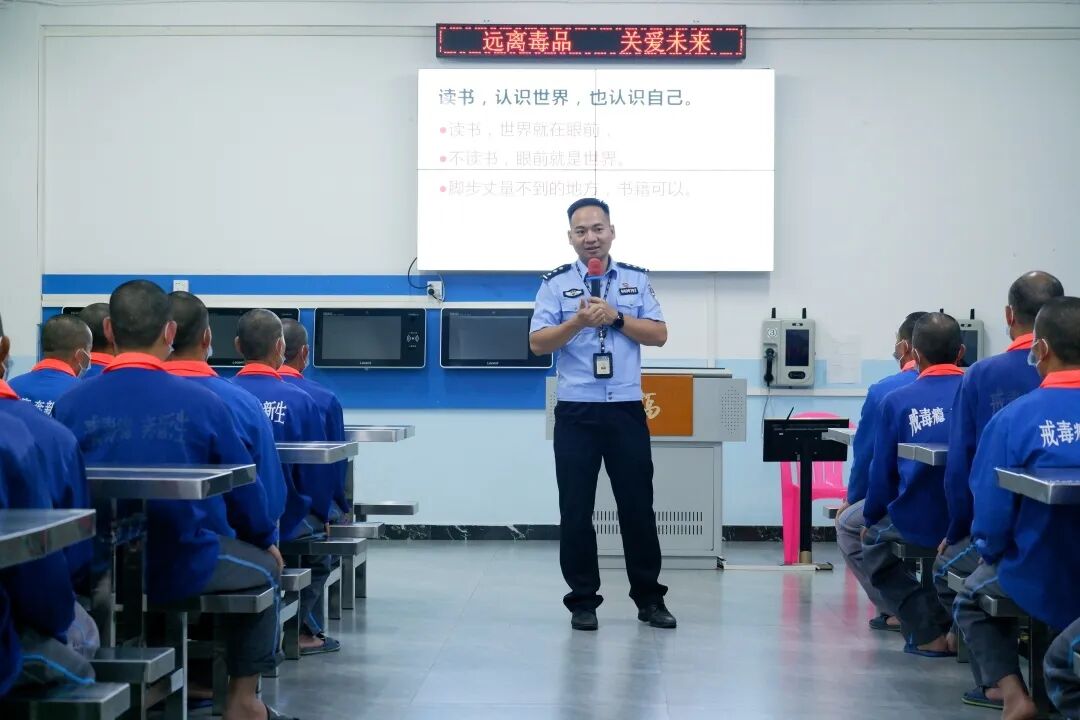 ▲民警王勇兵为戒毒人员开展心理辅导课堂。