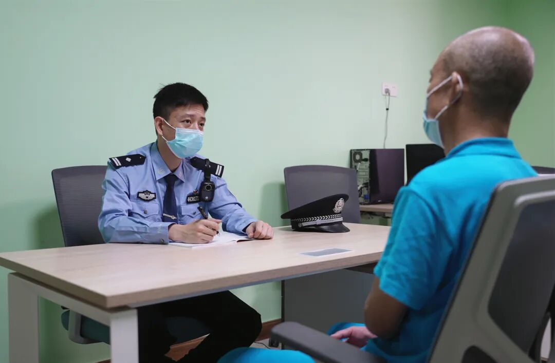 　▲民警黄宏达倾听戒毒人员心声，帮助他们根除心瘾。