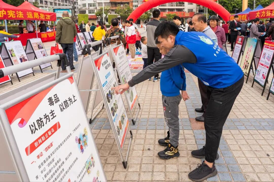 ▲民警卢乔忠（工作队队员）正在向群众讲解禁毒知识。