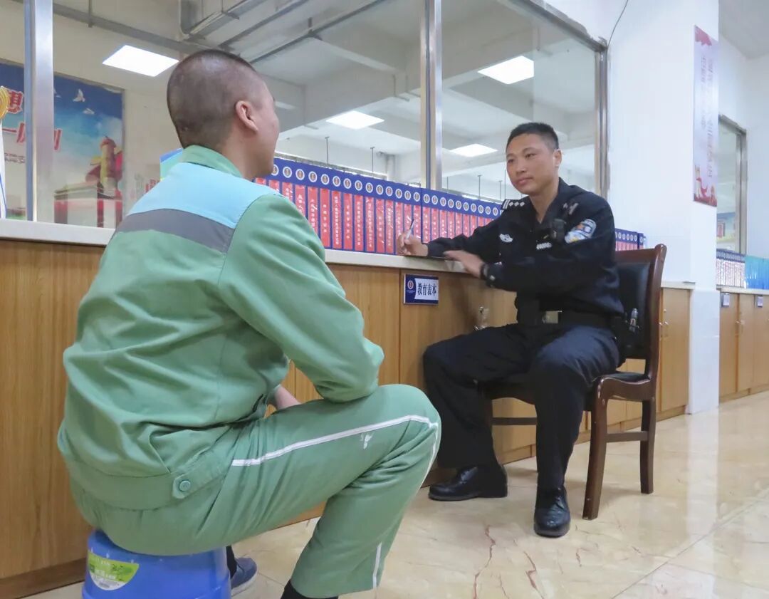 ▲民警翁伟渤与戒毒人员开展谈心谈话。