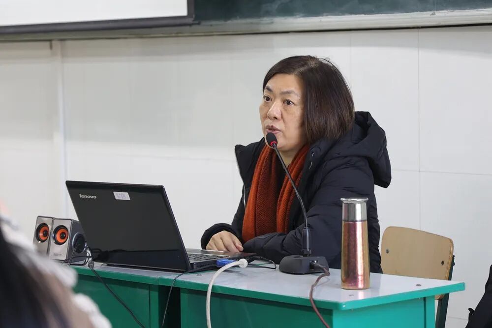 的讲座,由衡水二中副校长伊长杰带来的题