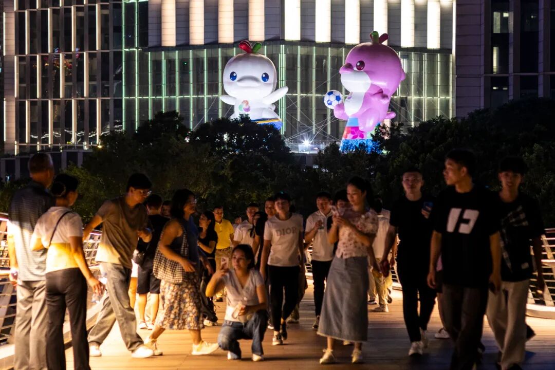 广州国际媒体港的巨型“喜洋洋”和“乐融融”。图/GZphotos