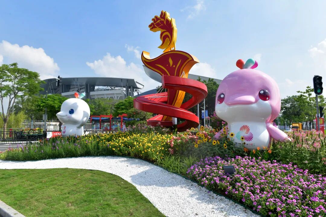 奥体南路口的绿化带上的全运会主题装置。图/GZphotos