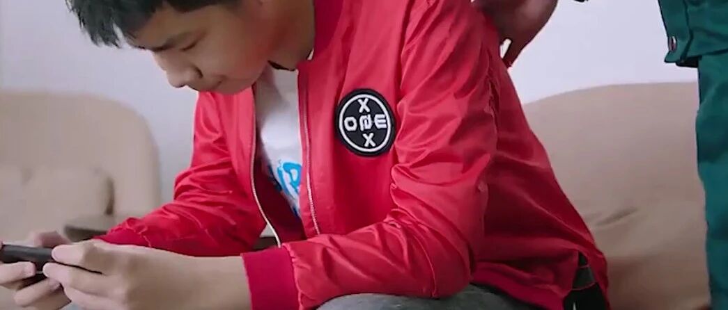 只顾玩着游戏，父亲却没了......孩子醒醒吧！