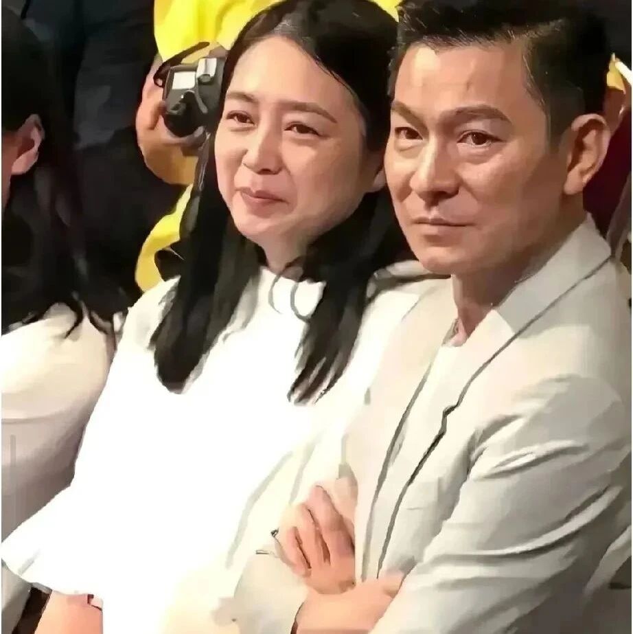 刘德华跟他的妻子朱丽倩同框时,感觉刘德华比他的妻子要小好多岁