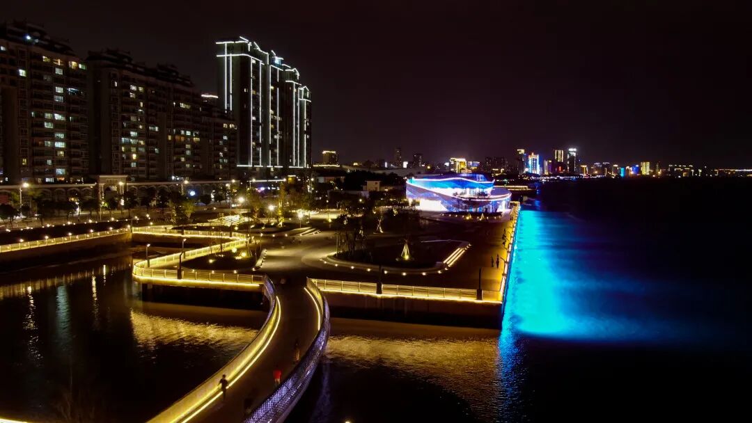 "家住金港广场的林阿姨看着眼前的变化,忍不住连连称赞.