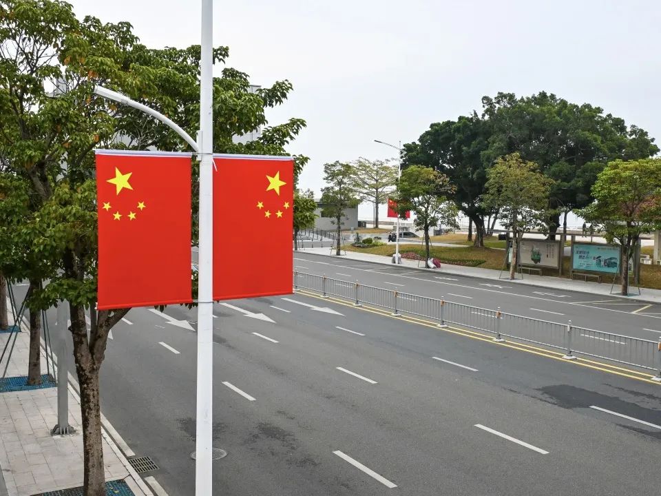 灯笼挂国旗飘春节氛围就要这么浓