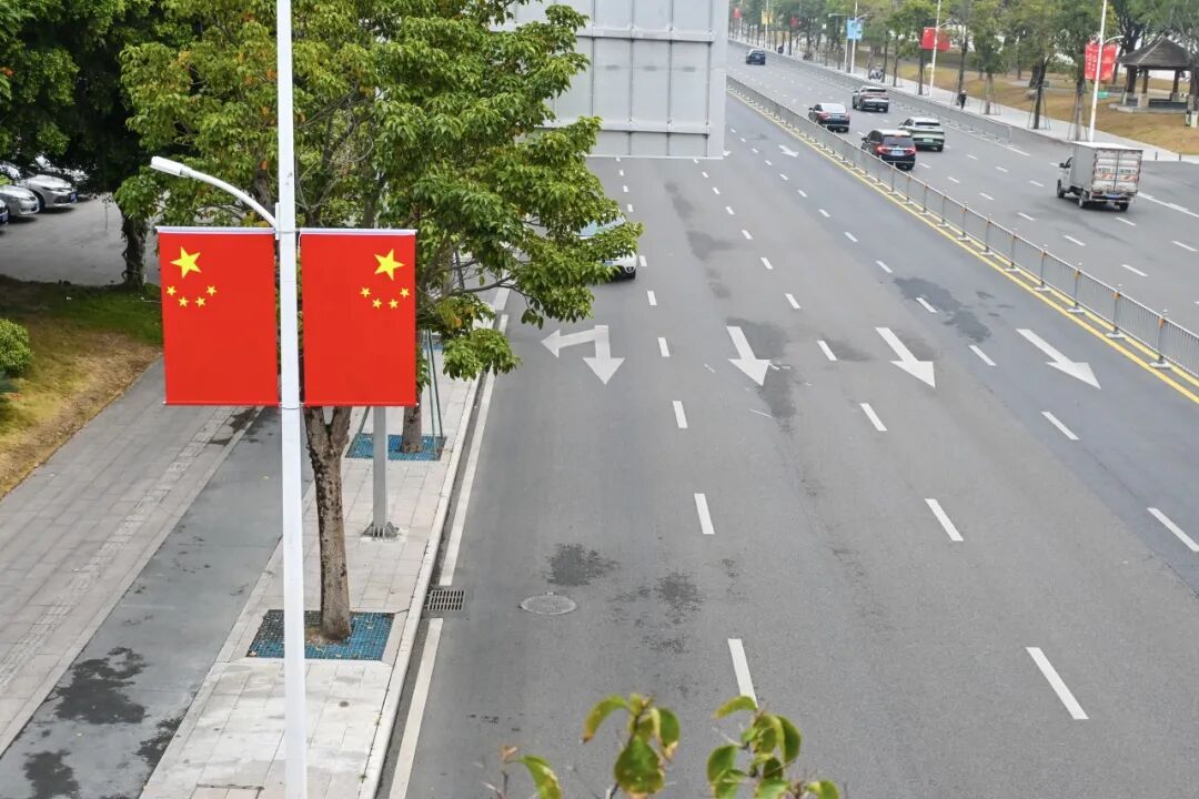 灯笼挂国旗飘春节氛围就要这么浓