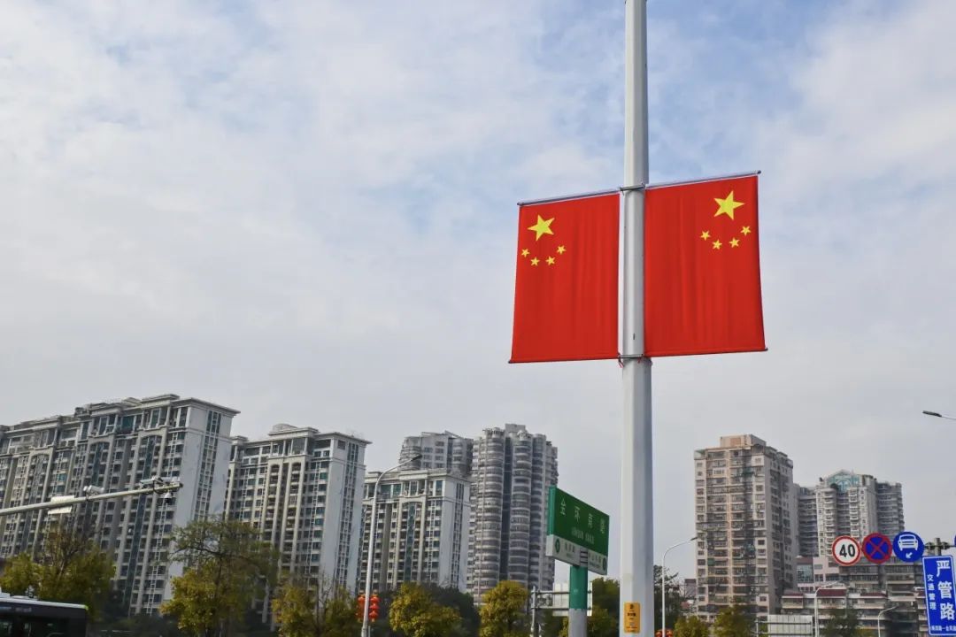 灯笼挂国旗飘春节氛围就要这么浓